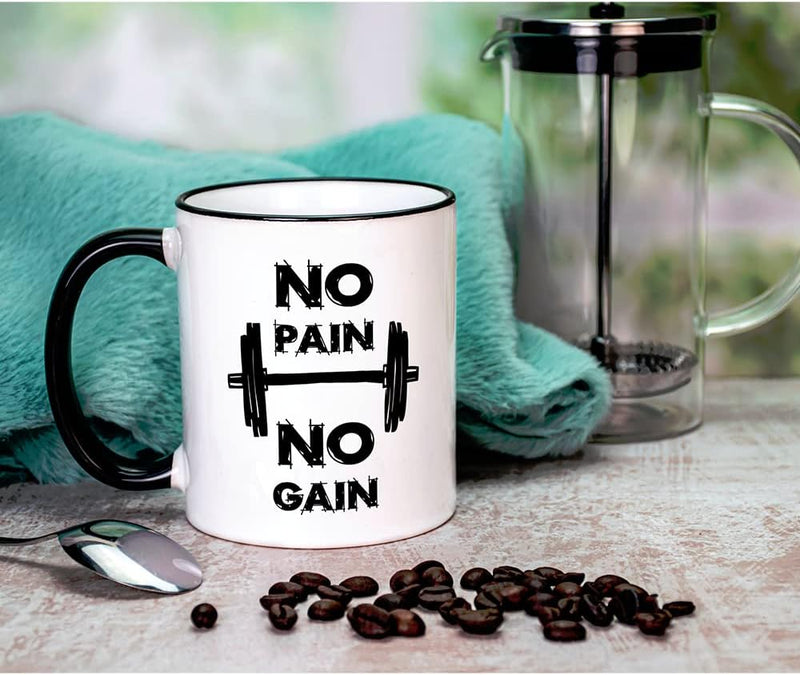Laad afbeelding in Galerijviewer, De &quot;No Pain No Gain&quot; keramische mok van Ervaar de perfecte start van je dag is afgebeeld met koffiebonen, een lepel, een teal handdoek en een French press. Het heeft een barbell-afbeelding en is vaatwasmachinebestendig voor eenvoudige reiniging na uw cafeïneboost.
