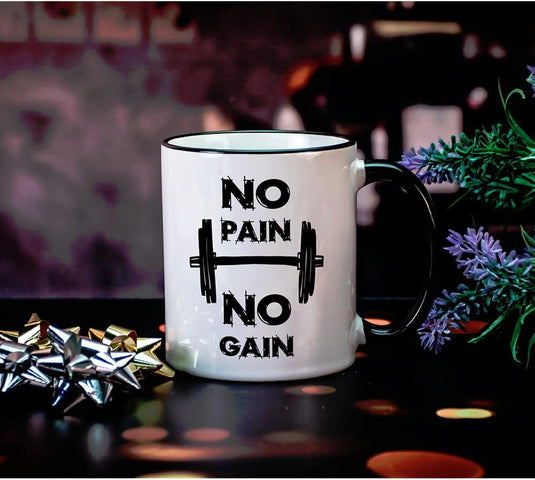 De "No Pain No Gain" keramische mok, perfect voor fitnessliefhebbers met zijn strakke design en dumbbell-graphic, wordt getoond op een donker oppervlak versierd met decoratieve strikken en paarse bloemen. Het is zowel vaatwasmachinebestendig als magnetronbestendig, en biedt handig gebruik gedurende de dag.