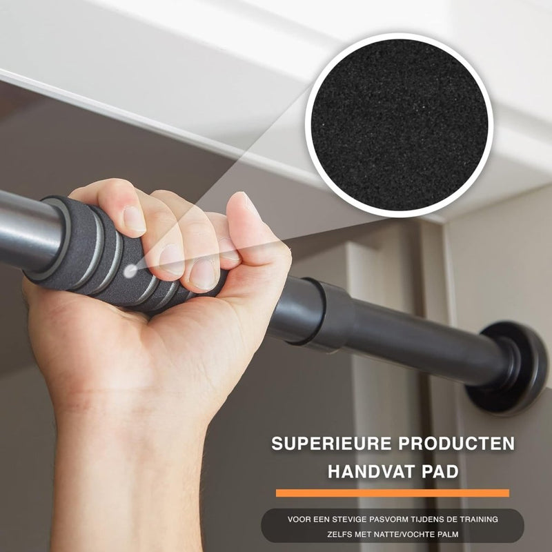 Laad afbeelding in Galerijviewer, Een close-up toont een hand op een gevoerde optrekstang voor je deurkozijn met getextureerde handgrepen. Tekst in het Nederlands benadrukt de slipvaste grip tijdens de training, zelfs als je handen bezweet zijn.
