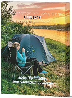 Een persoon zit in een kampeerstoel bij een tent bij een rivier bij zonsondergang en nipt uit een kopje. De tekst op de afbeelding luidt: "Geniet van de vakantie; hoe kan reizen gemist worden?" In de buurt zorgt een Multifunctioneel reisurinoir voor vrouwen - Handige draagbare plastrechter ervoor dat iedereen met gemak van het avontuur kan genieten.