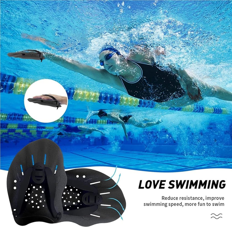 Load image into Gallery viewer, Een zwemmer gebruikt zwart-blauwe zwemhandpeddels; de afbeelding toont zwarte peddels met blauwe accenten. Tekst: &quot;LOVE SWIMMING. Verminder de weerstand, verbeter de snelheid en geniet van meer plezier met verbeterde techniek met Verbeter je zwemtechniek met zwemhandpeddels.
