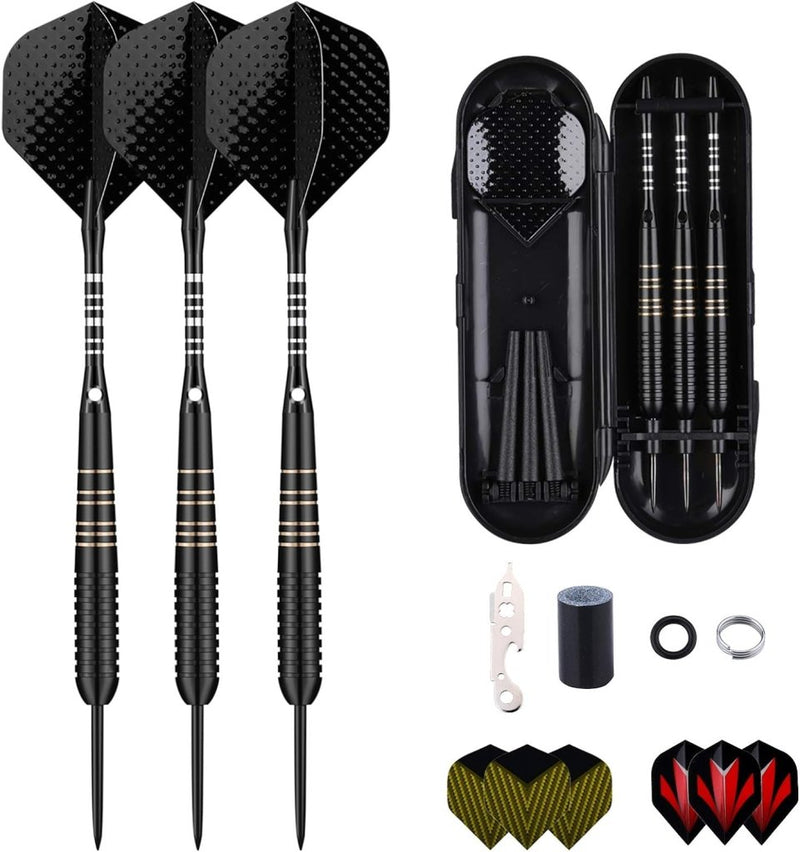 Laad afbeelding in Galerijviewer, Een set zwarte darts met strepen en stalen punten, inclusief extra flights en accessoires in een strakke draagtas. De set bestaat uit de Professionele 3-pack dartset (22g-27g) met dartstelen, 50 rubberen O-ringen, 12 veerringen en een darts slijper.
