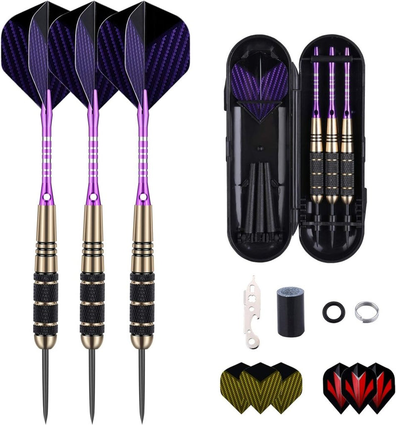 Laad afbeelding in Galerijviewer, Set van 3 paars-gouden darts met zwarte handgrepen, voorzien van stalen dartpunten voor precisie, geleverd met een zwarte koffer, extra flights, shafts, een slijptool, 50 rubberen O-ringen en 12 veerringen.

