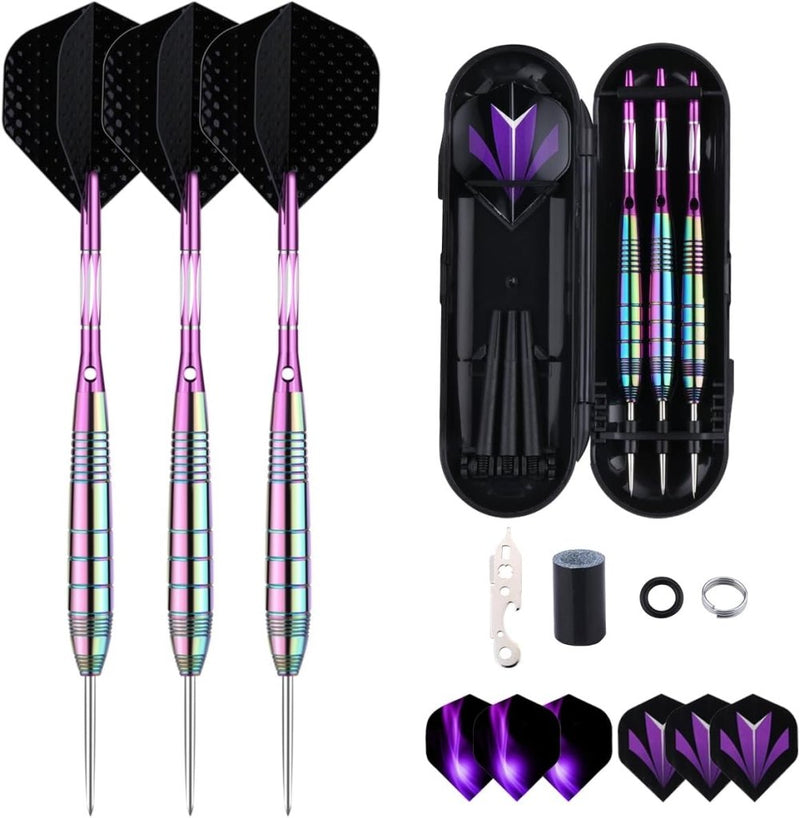Laad afbeelding in Galerijviewer, Set van drie darts (22g, 23g, 24g, 27g) met stalen punten en inclusief dartstelen en flights, plus 50 rubberen O-ringen, 12 veerringen en één darts slijper voor dartborden. Vergezeld van een zwarte draagtas voor een verbeterde speelervaring.
