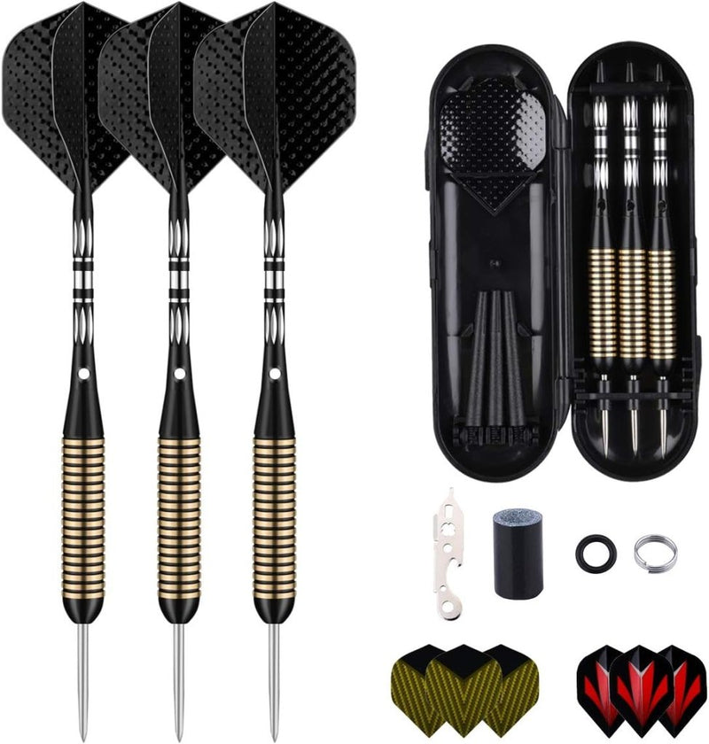 Laad afbeelding in Galerijviewer, Een set van drie professionele steeltip darts (22g, 23g, 24g, 27g) met stems en flights in zwart en goud. Inclusief een dartcase, high-speed flights, 50 rubberen O-ringen, 12 spring rings, een slijper voor onderhoud.
