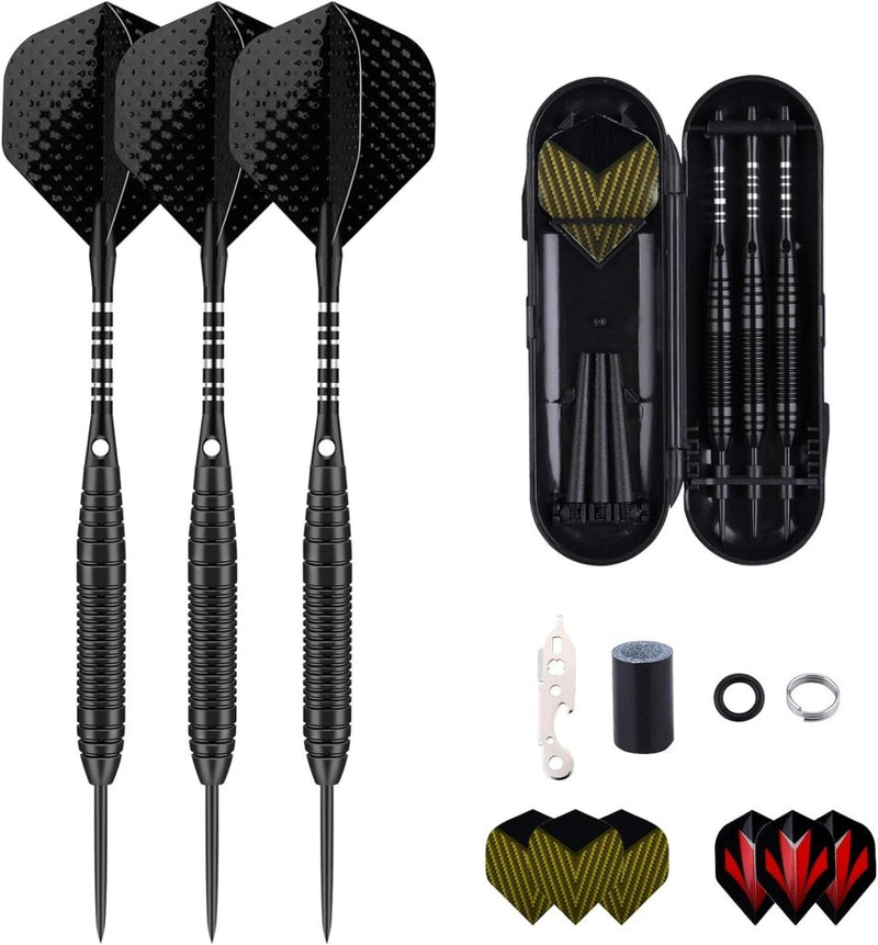 Laad afbeelding in Galerijviewer, Getoond worden drie strakke zwarte stalen tip darts met stevige cases, extra flights en essentiële accessoires. De Professionele 3-pack set bevat high-speed darts met een gewicht van 22g tot 27g, wat precisie garandeert bij elke worp met dartstengels vluchten, rubberen O-ringen, veerringen en een dartslijper tool.
