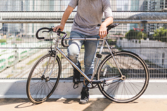Een man leunend op een fiets.