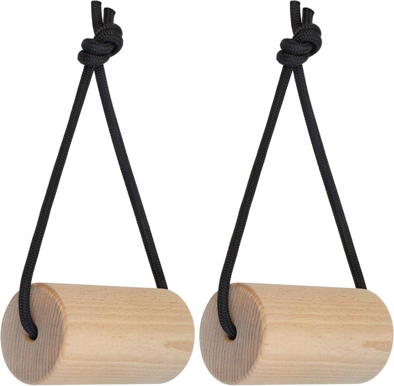 Laad afbeelding in Galerijviewer, De &quot;Train effectief en natuurlijk met houten grip krachttrainers&quot; is voorzien van twee houten cilindrische handgrepen, afkomstig uit duurzame bossen, opgehangen aan zwarte koorden tegen een witte achtergrond voor een milieuvriendelijke fitnesservaring.
