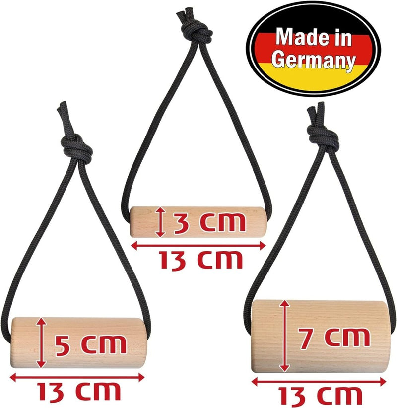 Laad afbeelding in Galerijviewer, De &quot;Train effectief en natuurlijk met houten grip krachttrainers!&quot; De set bevat drie in Duitsland gemaakte sneakers met zwarte touwen, met een diameter van 3 cm, 5 cm en 7 cm en een lengte van 13 cm. Gemaakt uit duurzame bossen, zorgen ze voor een natuurlijke trainingservaring. Het label bevindt zich in de rechterbovenhoek.
