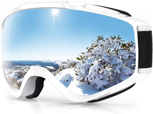 Ervaar de helderheid van onze Skibril met UV-bescherming en anti-mist coating, die de weerspiegeling van besneeuwde bergen en struiken onder een helderblauwe lucht laat zien, met essentiële UV-bescherming.