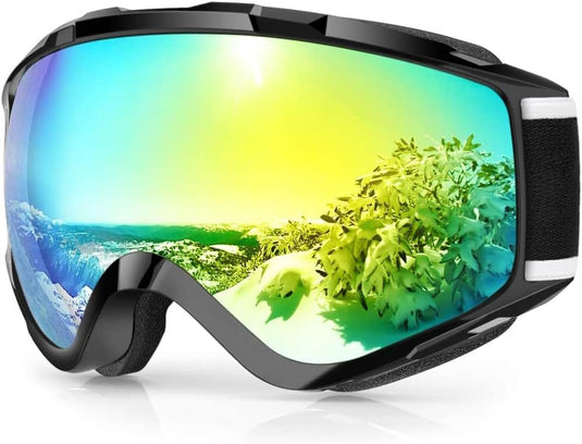 De "Skibril met UV-bescherming en anti-mist coating – Helder zicht voor elke wintersport" is voorzien van dubbele anti-mist en UV-beschermingslenzen, reflecterende lenzen die een besneeuwd landschap met groen gebladerte laten zien, een zwart frame en een witte riem.