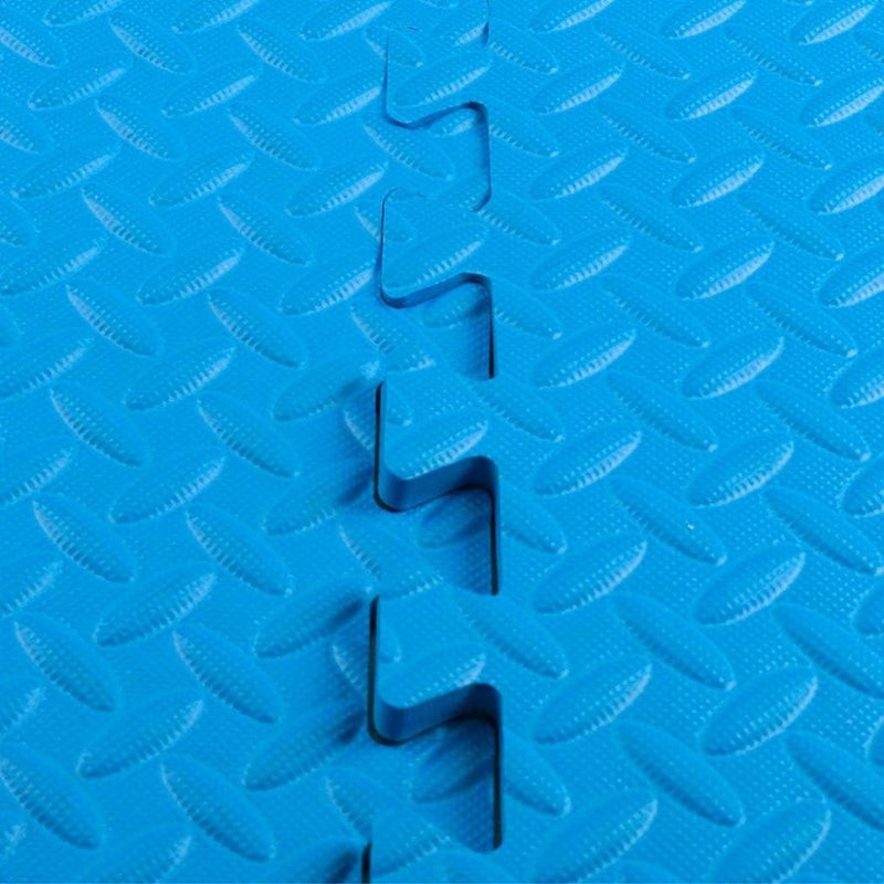 Laad afbeelding in Galerijviewer, Close-up van in elkaar grijpende Sportmatten puzzelset in het blauw, met een structuurschuimontwerp, perfect om uw trainingsruimte te verfraaien.
