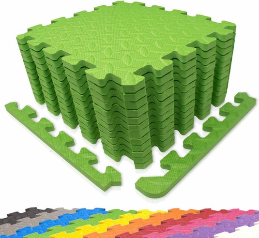 De afbeelding toont een stapel in elkaar grijpende, groene schuimvloertegels met extra randstukken, gelabeld als "Sportmatten puzzelset voor fitness en bescherming". Hieronder worden ook verschillende andere gekleurde sportmatten weergegeven.