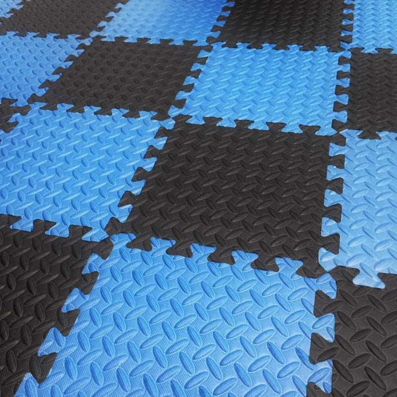 Laad afbeelding in Galerijviewer, De Sportmatten puzzelset voor fitness en bescherming bestaat uit in elkaar passende vloermatten met een getextureerd, blauw en zwart schaakbordpatroon, ideaal om uw trainingsruimte te verfraaien.
