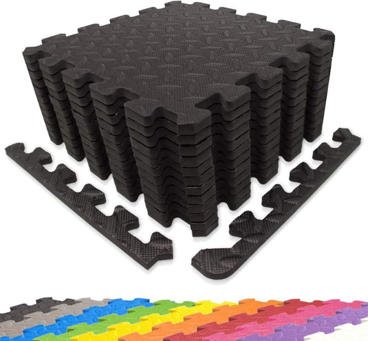 Getoond wordt een stapel in elkaar grijpende sportmatten van zwart schuim uit de collectie "Sportmatten puzzelset voor fitness en bescherming". Aparte tegels liggen op de vloer naast levendige puzzelmatten en vormen onderaan een kleurrijke reeks.