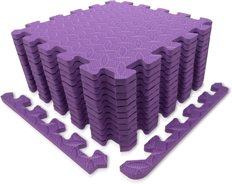 Laad afbeelding in Galerijviewer, Een set in elkaar grijpende paarse foam vloertegels, ideaal als fitnessmat of sportmatten, met losse randstukken ervoor. Product: Sportmatten puzzelset voor fitness en bescherming.
