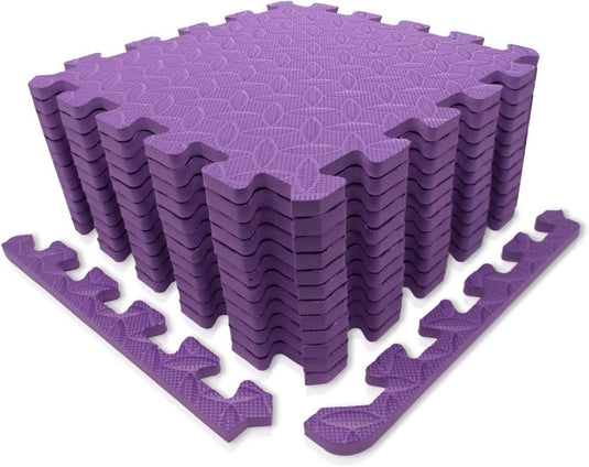 Een set in elkaar grijpende paarse foam vloertegels, ideaal als fitnessmat of sportmatten, met losse randstukken ervoor. Product: Sportmatten puzzelset voor fitness en bescherming.