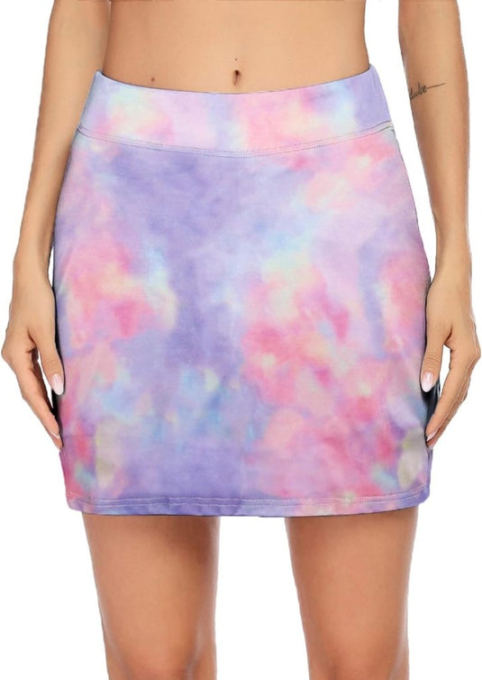 Een persoon draagt de tie-dye rok "Sportief en stijlvol" in pastelroze, paars en blauw en staat tegen een effen achtergrond, waardoor het comfort van de robuuste stof wordt benadrukt.