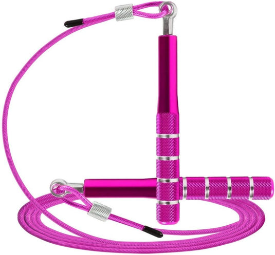 Het roze Maximaliseer je training verstelbare springtouw is voorzien van een antislip aluminium handvat, metalen handvatten, een knoopvrije kabel, zilveren gripringen en zwarte eindkappen.