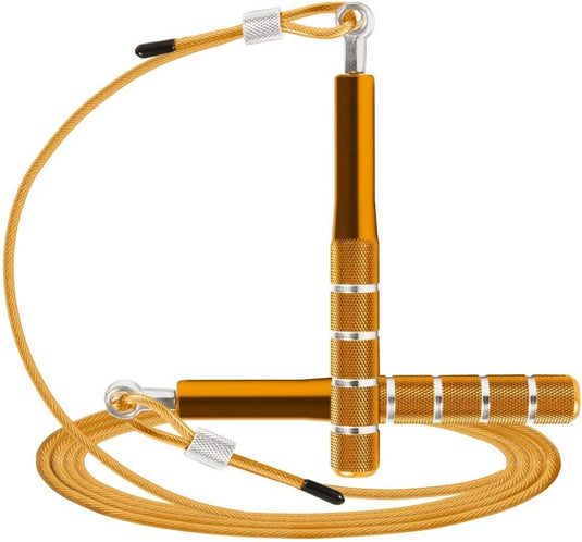Het product "Maximaliseer je training met het verstelbare springtouw", met een goudmetallic getextureerd, antislip aluminium handvat en een spiraalvormig ontwerp, rust op een witte achtergrond.