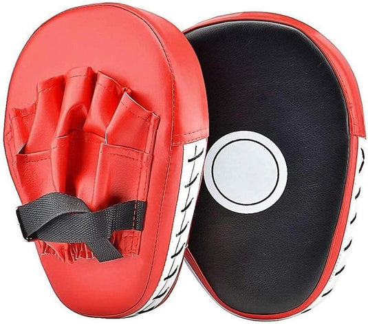 Onze duurzame leren focus mitts, waarvan er één een grip met een riempje heeft en de andere een wit cirkelvormig doelwit voor precisie, zijn ideaal voor het aanscherpen van kracht en techniek in gevechtssporttrainingen. Ze heten 