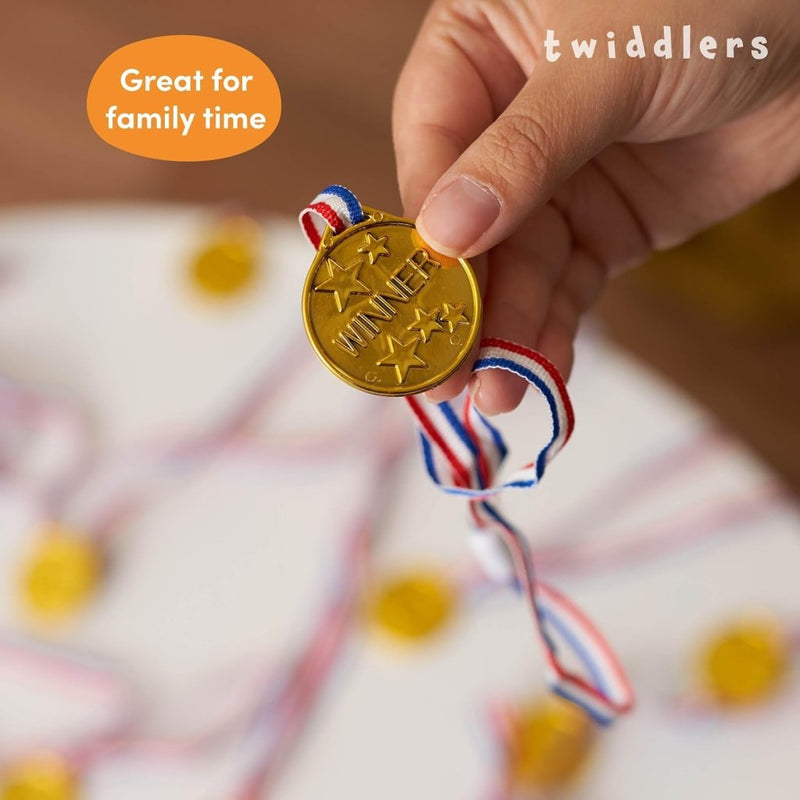 Laad afbeelding in Galerijviewer, THE TWIDDLERS 24 stuks trofeeën en medailles voor kinderverjaardagsfeest, schoolsport, toernooi en Halloween-kostuumfeesten, gastgeschenken en beloningen - happygetfit.com
