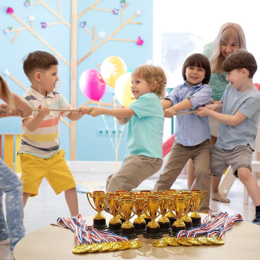 THE TWIDDLERS 24 stuks trofeeën en medailles voor kinderverjaardagsfeest, schoolsport, toernooi en Halloween-kostuumfeesten, gastgeschenken en beloningen - happygetfit.com