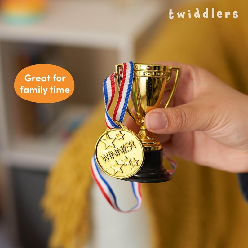 Laad afbeelding in Galerijviewer, THE TWIDDLERS 24 stuks trofeeën en medailles voor kinderverjaardagsfeest, schoolsport, toernooi en Halloween-kostuumfeesten, gastgeschenken en beloningen - happygetfit.com
