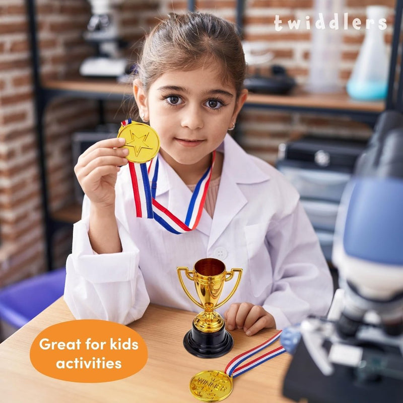Laad afbeelding in Galerijviewer, THE TWIDDLERS 24 stuks trofeeën en medailles voor kinderverjaardagsfeest, schoolsport, toernooi en Halloween-kostuumfeesten, gastgeschenken en beloningen - happygetfit.com
