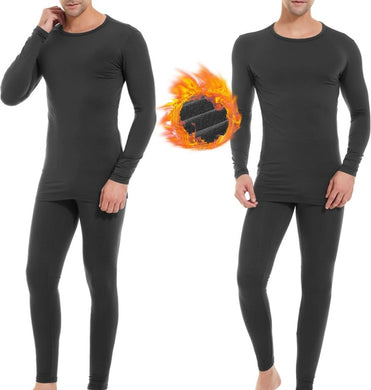 Twee mannen in bijpassende zwarte thermotopjes en -broekjes tegen een witte achtergrond; een ingelegde vlam en houtskoolafbeelding symboliseert de warmte van dit thermische herenondergoed en zorgt voor comfort met zijn vochtafvoerend elastische eigenschappen. Product: Blijf warm en comfortabel met thermisch ondergoed voor heren.