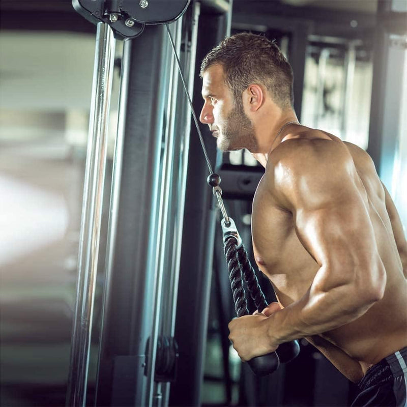 Laad afbeelding in Galerijviewer, Een gespierde man is in de sportschool en gebruikt de &quot;Verbeter je training met deze triceps pull down attachment!&quot; op een kabelmachine om zijn triceps te versterken en zijn Latissimus Dorsi met gerichte inspanning te trainen.
