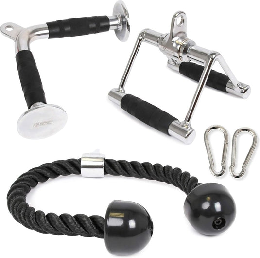 De set "Verbeter je training met deze triceps pull down attachment!" bevat een V-handle, triceps rope en stijgbeugelhandvat, allemaal met zwarte handgrepen, en twee zilveren karabijnhaken op een witte achtergrond. Ideaal voor thuisgyms om je triceps te trainen of de latissimus dorsi te versterken.