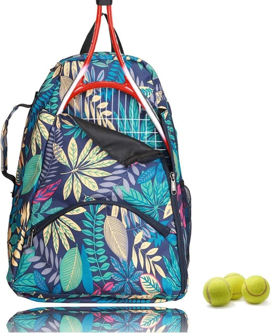De stijlvolle tennistas met een rugzak van polyesterweefsel met bladmotief biedt ruimte aan een tennisracket met daarnaast drie gele ballen, perfect om uw spel naar een hoger niveau te tillen.