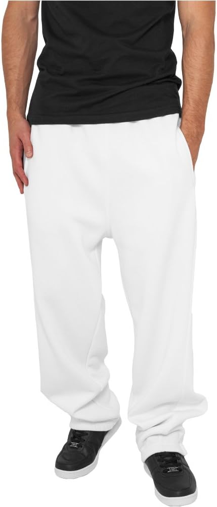 Laad afbeelding in Galerijviewer, Een persoon draagt een zwart overhemd, een comfortabele en stijlvolle joggingbroek voor heren met een nonchalante slanke snit en zwarte sneakers, staande met de handen in de zakken tegen een witte achtergrond.
