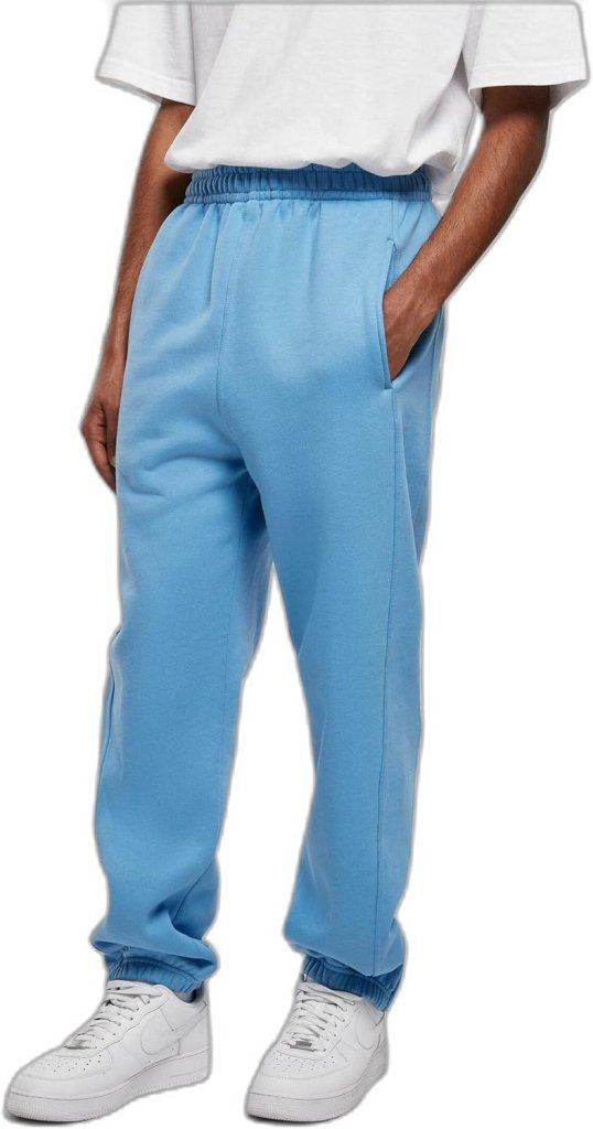 Laad afbeelding in Galerijviewer, Persoon draagt comfortabele en stijlvolle joggingbroek voor heren in lichtblauw, nonchalant gestyled met handen in de zakken, een wit T-shirt en witte sneakers, staande tegen een effen achtergrond.
