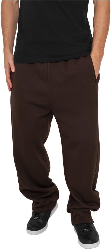 Laad afbeelding in Galerijviewer, Een persoon draagt een zwart shirt, een stijlvolle en comfortabele joggingbroek in de kleur bruin en zwarte sneakers met witte zolen.
