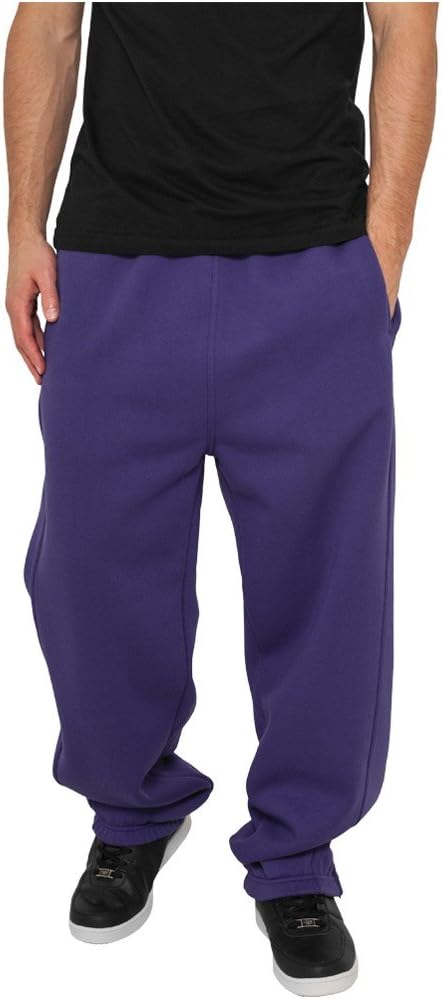 Laad afbeelding in Galerijviewer, Een persoon met een zwart shirt, een comfortabele en stijlvolle joggingbroek voor heren in het paars en zwarte sneakers staat met de handen in de zakken.
