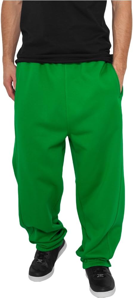 Laad afbeelding in Galerijviewer, Persoon met een felgroene, comfortabele en stijlvolle joggingbroek voor heren en een zwart t-shirt, staand met de handen in de zakken.
