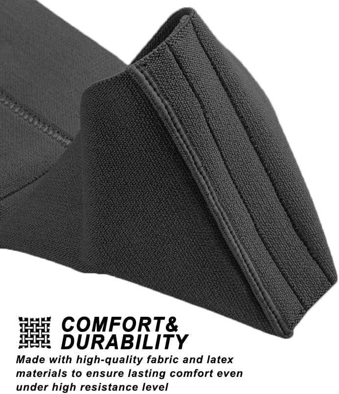 Laad afbeelding in Galerijviewer, Close-up van getextureerde zwarte stof met zichtbare stiksels. De tekst luidt: &quot;Comfort &amp; Duurzaamheid. Gemaakt met hoogwaardige stof en latex om langdurig comfort te garanderen onder gebruik van &#39;Versterk je kracht en verbetering je prestaties met de ultieme bankdruk weerstandsband&#39;, die progressieve weerstand biedt voor krachttraining.
