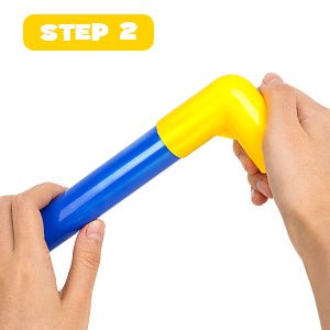 Laad afbeelding in Galerijviewer, Handen zetten een blauw-gele plastic pijp in elkaar met het opschrift &quot;STEP 2&quot; terwijl enthousiaste kinderen kijken, en construeren Het perfecte kindervoetbaldoel – Plezier en training voor de kleine voetballiefhebbers! Het belooft urenlang voetbalplezier en is perfect voor jonge spelers om hun vaardigheden aan te scherpen.
