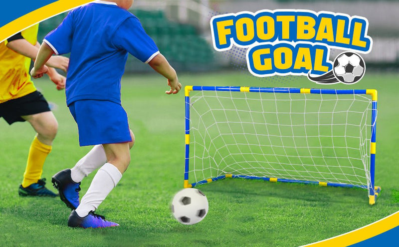 Laad afbeelding in Galerijviewer, Twee kinderen genieten van speelplezier voetbal op een groen veld en oefenen hun vaardigheden nabij Het perfecte kindervoetbaldoel – Plezier en training voor de kleine voetballiefhebbers!.
