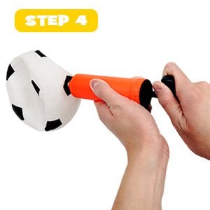 Laad afbeelding in Galerijviewer, Handen gebruiken een oranje pomp om een zwart-witte voetbal op te blazen, klaar voor &quot;speelplezier voetbal&quot; met het Het perfecte kindervoetbaldoel. Een geel &quot;Step 4&quot; label staat in de linkerbovenhoek.
