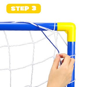 Laad afbeelding in Galerijviewer, In stap 3 bindt een persoon een blauw koord vast aan een blauw en geel kindervoetbaldoelframe, hierboven gemarkeerd in vet geel, waardoor optimaal plezier en training voor jonge voetballiefhebbers wordt gegarandeerd met Het perfecte kindervoetbaldoel.

