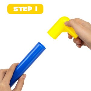 Laad afbeelding in Galerijviewer, Twee handen verbinden een blauwe buis met een gele elleboogconnector met het opschrift &quot;STEP 1&quot;, wat lijkt op de opzet van Het perfecte kindervoetbaldoel – Plezier en training voor de kleine voetballiefhebbers!.
