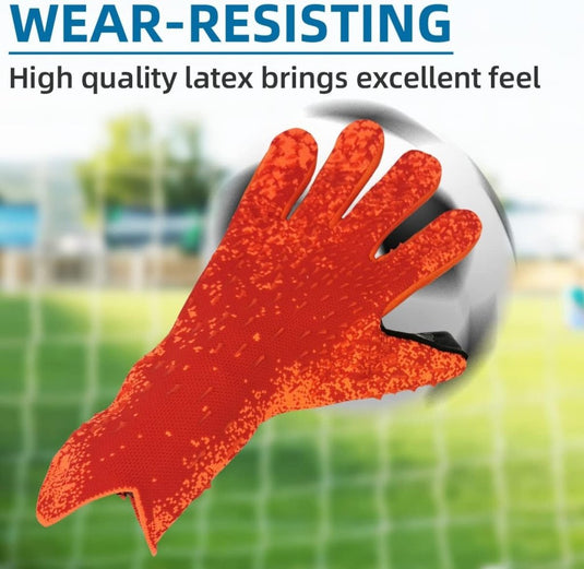Een rode premium voetbal keepershandschoen houdt een voetbal stevig vast, afgezet tegen een wazige netachtergrond, met de tekst erboven: "SLIJTVAST. Hoge kwaliteit latex zorgt voor superieure grip en uitstekend gevoel.