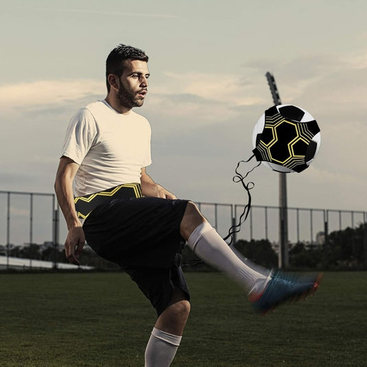 Voetbaltrainer, voetbaltrainingshulp met flexibel verstelbare riem, solo voetbaltrainingsapparatuur geschikt voor kinderen en volwassenen, geschikt voor ballen van 3, 4 en 5 - happygetfit.com