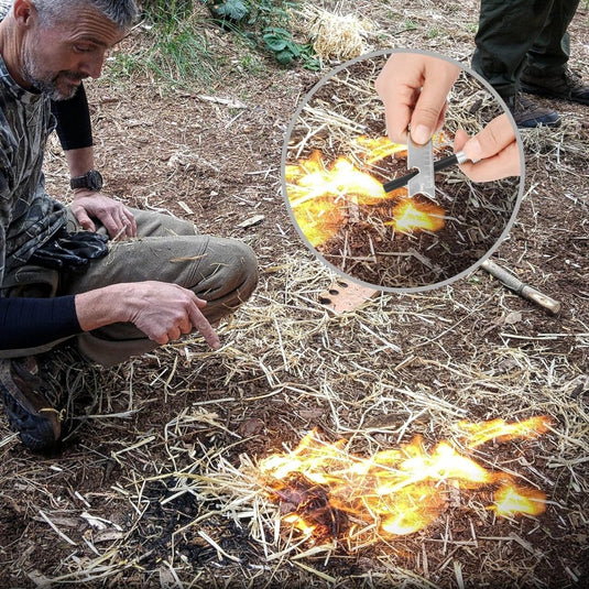 Een persoon knielt op de grond en wijst naar een klein vuurtje dat op stro is aangestoken, terwijl een inzet laat zien hoe handen vakkundig de Robuuste vuurstarter voor outdoor avonturen gebruiken om een vonk te creëren, waarmee de essentie van een avontuur in de buitenlucht wordt vastgelegd.