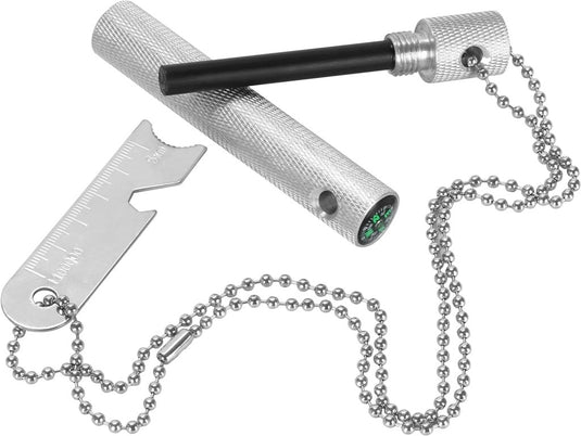 Robuuste vuurstarter voor outdoor avonturen is een zilveren vuurstarterset met een afneembare magnesiumstaaf, kompas in de bovenkap, flesopener aan een ketting. De staaf past in de gegroefde handgreep, ideaal voor elk outdoor avontuur.