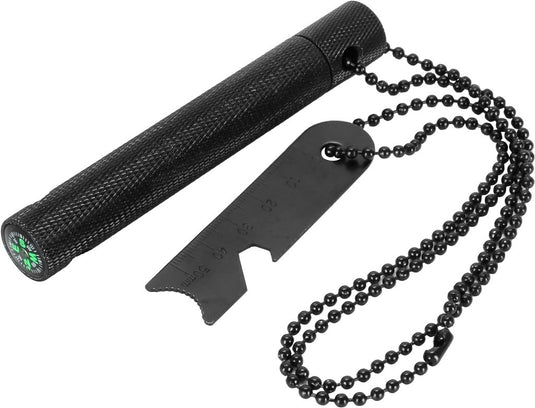 De Robuuste vuurstarter voor outdoor avonturen is een zwart zakgereedschap met een kompas, flesopener, liniaal en magnesium vuurstaal aan een zwarte kralenketting: ideaal voor onverwachte uitdagingen.