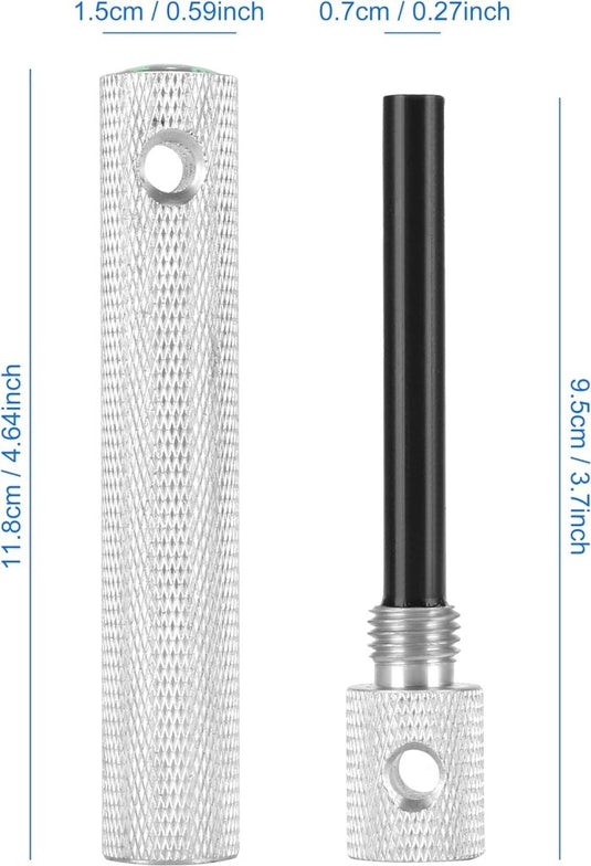 De Robuuste vuurstarter voor outdooravonturen, een metalen gereedschap met een getextureerde grip en cilindrisch ontwerp, is 11,86 cm en 9,5 cm lang, met diameters van respectievelijk 1,5 cm en 0,7 cm. Het is perfect voor alle vuurstartbehoeften tijdens uw avontuur.